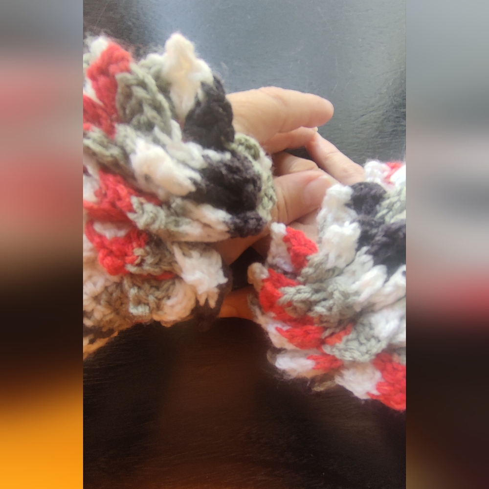 Beautiful Crochet Fingerless Gloves - Picture 6 of 6